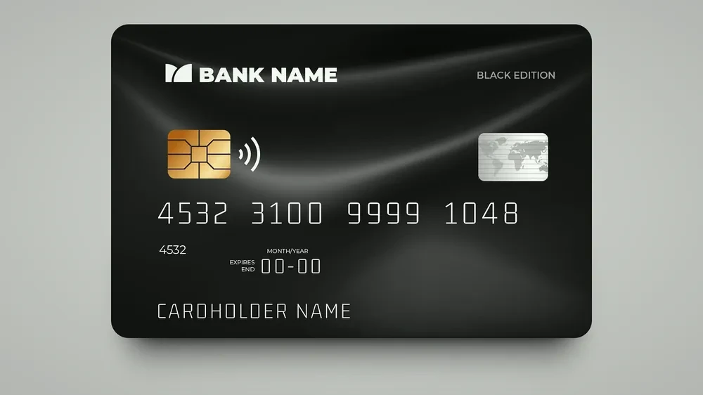 Carte bancaire noire sur fond gris clair, image d’illustration