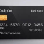 Carte bancaire noire vue de face sur fond clair, image d’illustration