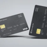 Carte bancaire noire posée sur fond clair, image d’illustration