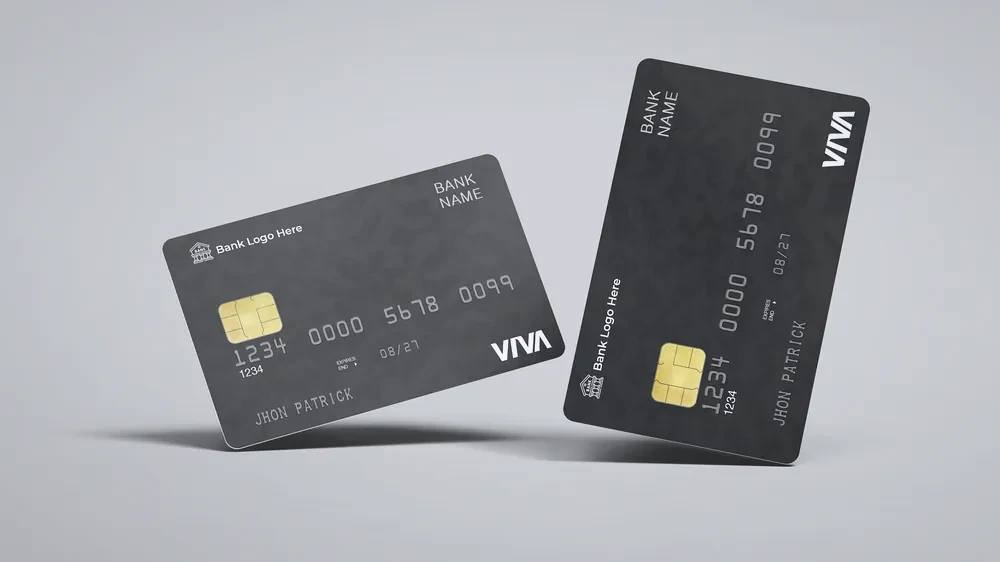 Carte bancaire noire posée sur fond clair, image d’illustration