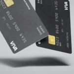 Cartes bancaires en suspension sur fond froid, image d’illustration