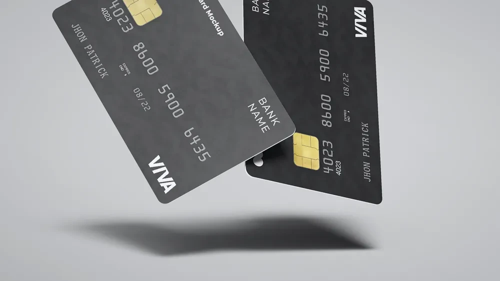 Cartes bancaires en suspension sur fond froid, image d’illustration