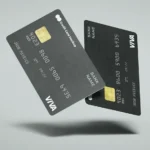 Deux cartes bancaires en suspension sur fond clair, image d’illustration