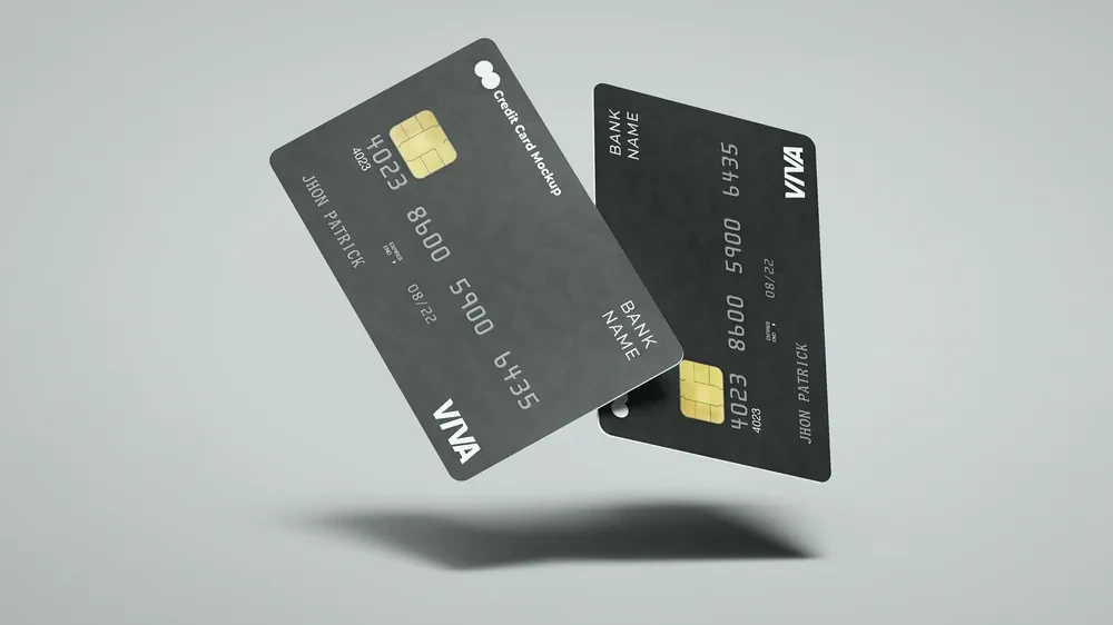 Deux cartes bancaires en suspension sur fond clair, image d’illustration