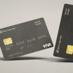 Deux cartes bancaires sur fond chaud, image d’illustration