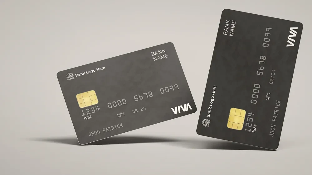 Deux cartes bancaires sur fond chaud, image d’illustration