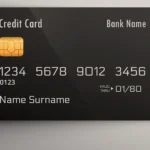 Carte bancaire noire en gros plan sur fond chaud, image d’illustration